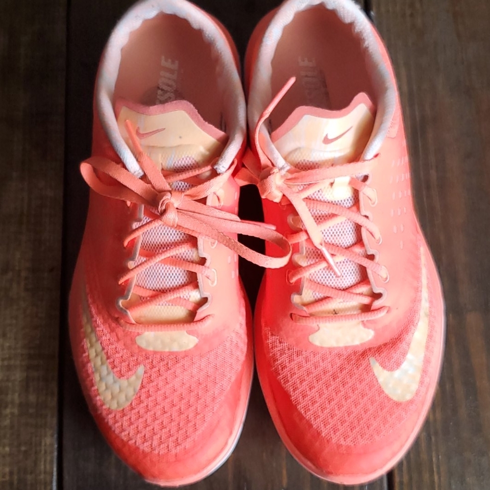 Tennis shoes